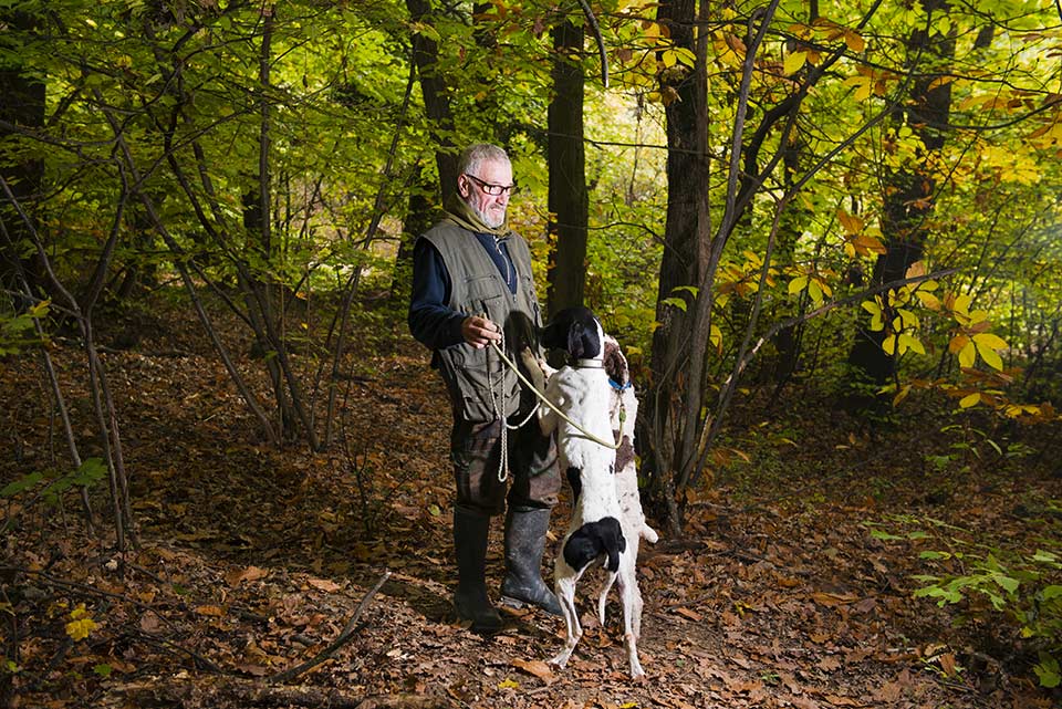 Tartufaio insieme ai suoi cani